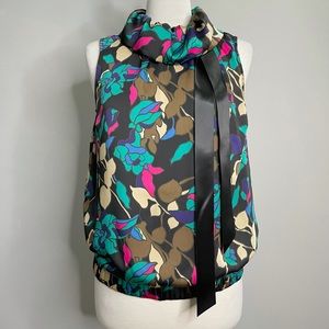 APOSTROPHE Sleeveless Bow Collar Floral Blouse